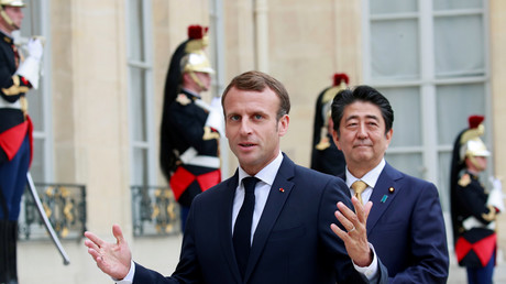 Le président français Emmanuel Macron  (au premier plan) et le Premier ministre japonais Shinzo Abe donnent une brève conférence de presse dans la cour de l'Elysée à Paris le 17 octobre 2018.