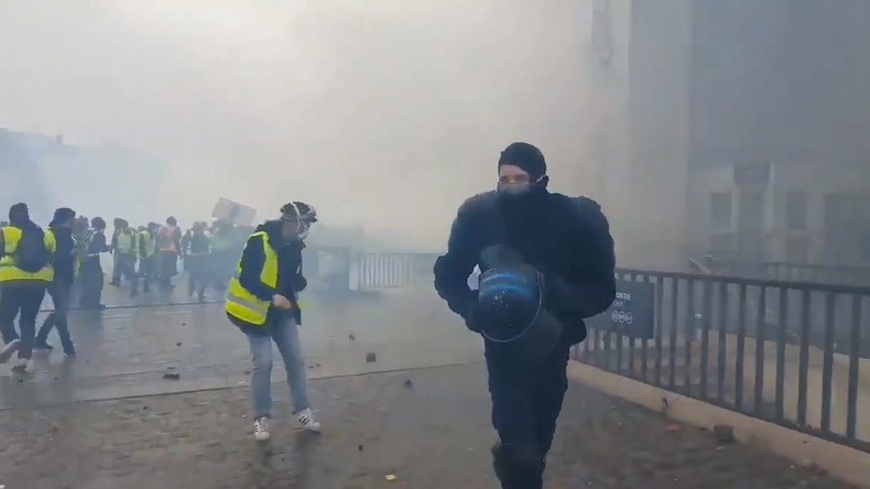 Roué de coups sous une pluie de projectiles, un CRS exfiltré par un Gilet jaune (VIDEO CHOC)