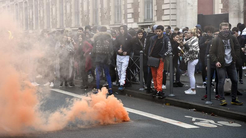Mobilisations lycéennes : deux journalistes victimes d'une tentative d'agression à l'acide
