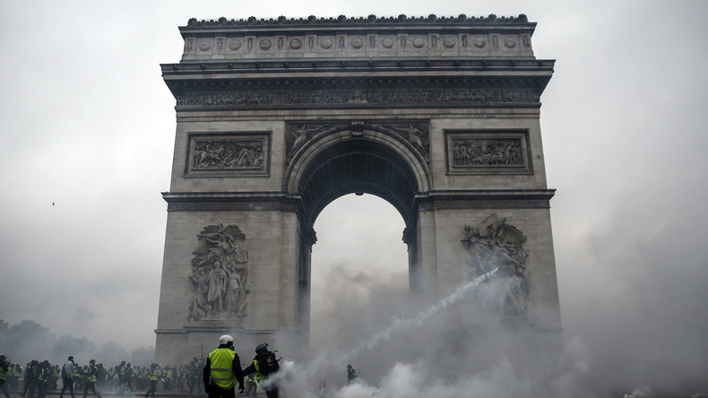 Gilets jaunes : la Belgique recommande à ses ressortissants d'éviter Paris