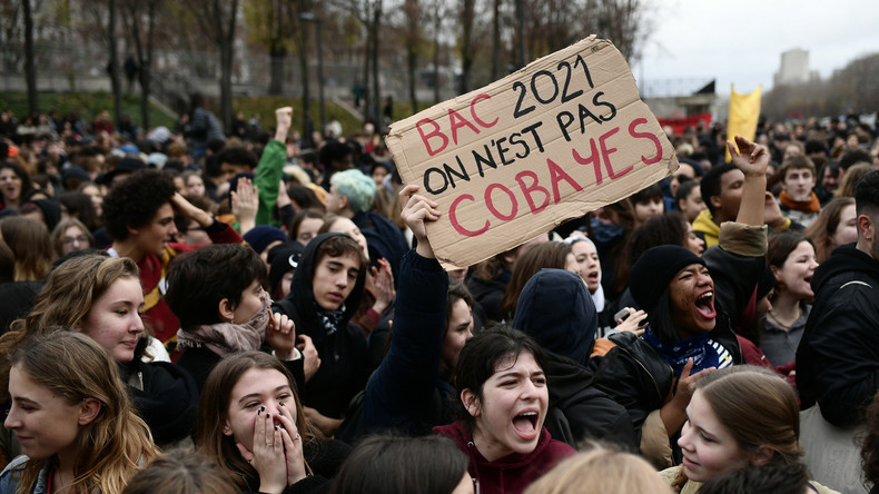 «Mardi noir» : plusieurs lycées bloqués à Paris et dans le reste de la France (IMAGES)