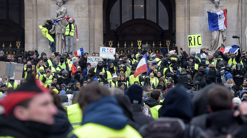 Les Gilets jaunes observent une minute de silence en hommage aux victimes de Strasbourg (VIDEOS)