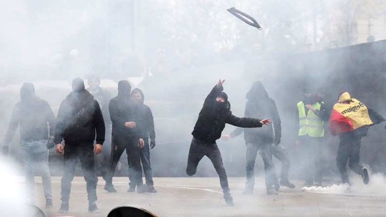 Heurts entre police et manifestants anti-immigration au pied de la Commission européenne (VIDEOS)