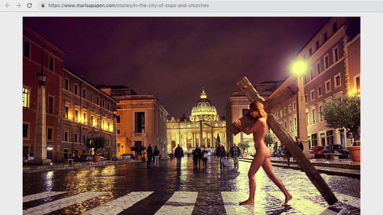 Un mannequin Playboy arrêté pour avoir posé nue devant le Vatican (PHOTOS)