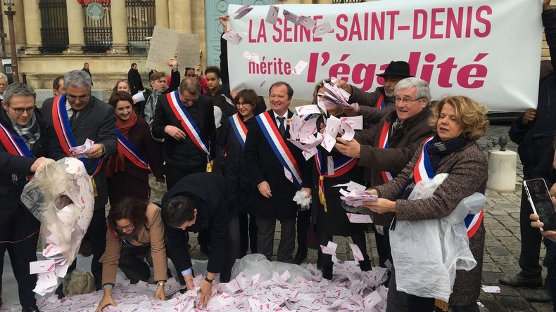 Des élus du 93 en colère déversent 350 millions d'euros en faux billets devant l'Assemblée (IMAGES)