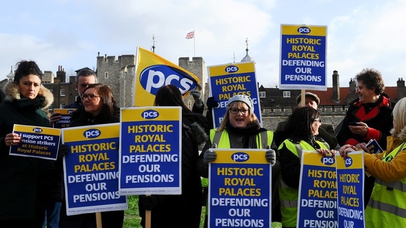 Des Gilets jaunes outre-Manche : des gardes de la Tour de Londres montent un piquet de grève inédit