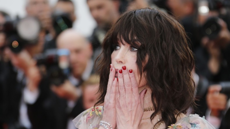 «Impossibilité tactile» : Isabelle Adjani décrypte sans tabou la relation de Macron avec les pauvres