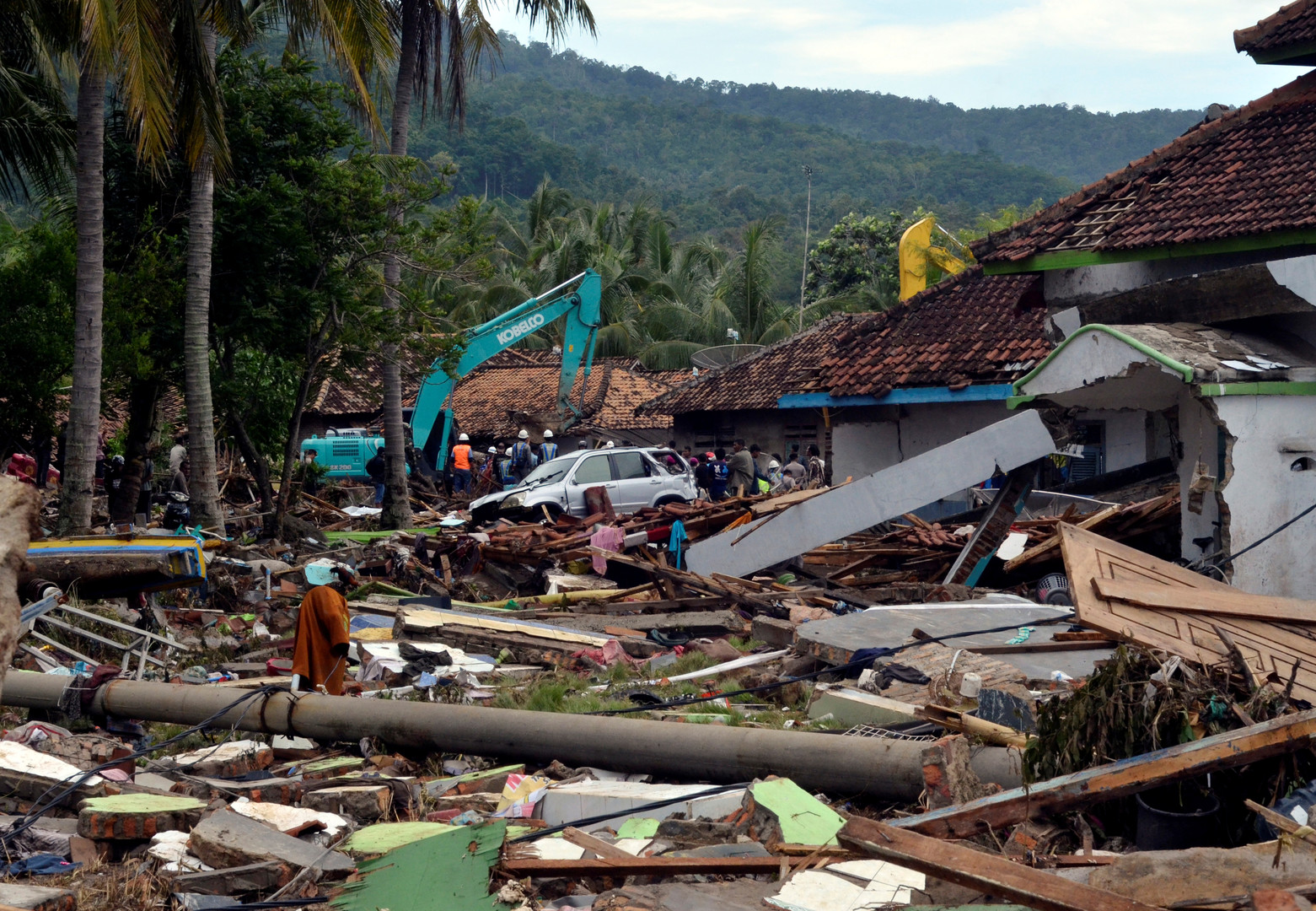 373 morts : le bilan du tsunami en Indonésie s'alourdit et de nouveaux ravages sont à craindre