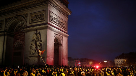 Manifestation des Gilets jaunes sur la place de l'Etoile près de l'Arc de Triomphe à Paris, le 1er décembre 2018.