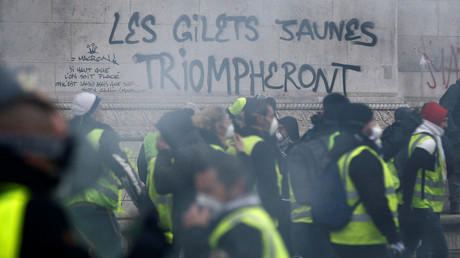 «Les Gilets jaunes triompheront» tagué sur l'Arc de Triomphe, le 1er décembre. 