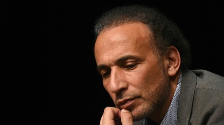 Des centaines d'images pornographiques découvertes sur les appareils électroniques de Tariq Ramadan