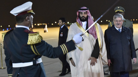 Le Premier ministre algérien Ahmed Ouyahia accueille à l'aéroport d'Alger le prince héritier saoudien Mohammed Ben Salmane, le 2 décembre 2018. 
