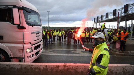 Des manifestants Gilets Jaunes dans la zone de péage de l'autoroute A31 à Beaumont, dans l'est de la France, le 24 novembre 2018, lors d'une manifestation.