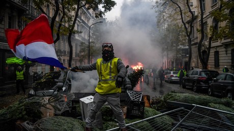 Un Gilet jaune sur une barricade à Paris, le 1er décembre.