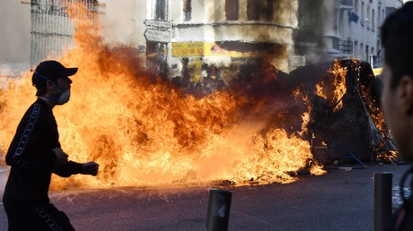 Des poubelles incendiées le 6 décembre à Marseille, en marge d'une manifestation lycéenne.