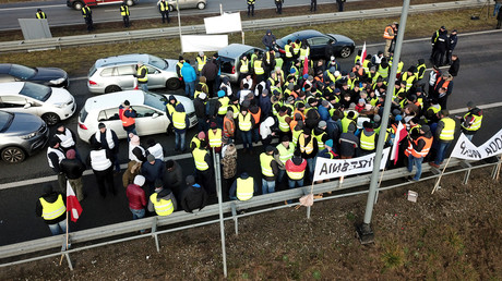 Vêtus de gilets jaunes, des agriculteurs polonais mécontents bloquent une autoroute