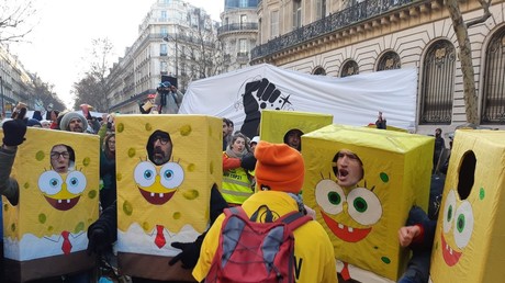 Des activistes manifestent devant la Société Générale contre son soutien au gaz de schiste (VIDEO)