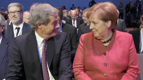 Le patron des patrons allemands Ingo Kramer aux côté de la chancelière Angela Merkel à Berlin, le 22 novembre (image d'illustration).