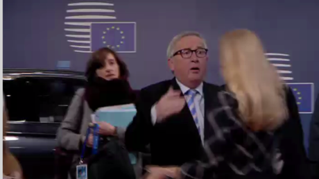 Jean-Claude Juncker secoue les cheveux d’une femme lors du sommet du Conseil européen
