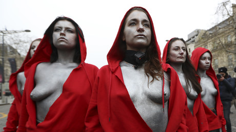 Qui est Déborah de Robertis, à l'origine de l'intervention des Marianne aux Champs-Elysées ?