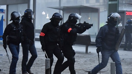 Des membres des forces de l'ordre lors de la mobilisation des Gilets jaunes du 15 décembre, à Bordeaux.