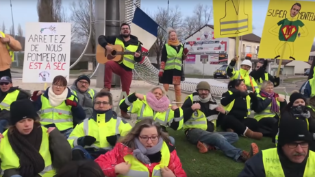«Débranche ta télé et enfile ton gilet» : la France des ronds-points chante en chœur (VIDEO)