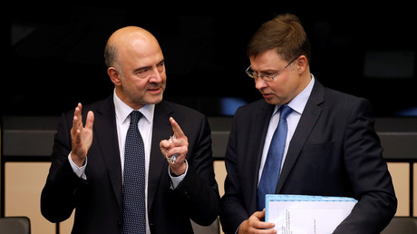 Les commissaires européens Pierre Moscovici et Valdis Dombrovskis, également vice-président de la Commission européenne, en octobre 2018.