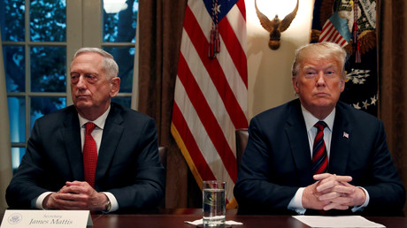 Le secrétaire à la Défense démissionnaire Jim Mattis aux côtés du président américain Donald Trump, à la Maison Blanche le 23 octobre.
