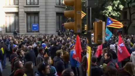 Conseil des ministres espagnol à Barcelone : des indépendantistes catalans protestent