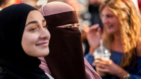 Les musulmans dans le viseur ? Pour devenir Danois, les étrangers naturalisés devront serrer la main