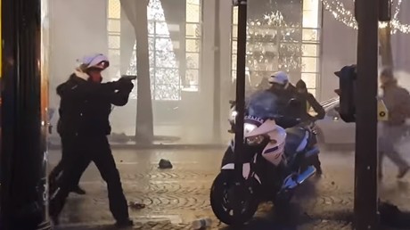 Gilets jaunes : violemment pris à partie, un policier dégaine son arme (VIDEO CHOC)