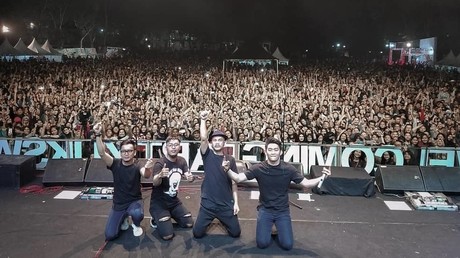 Tsunami en Indonésie : un groupe pop balayé de la scène par un mur d'eau (VIDEO CHOC)