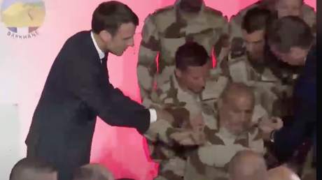 Un militaire de l'opération Barkhane, victime d'un malaise, s'écroule au terme de la Marseillaise et après le discours d'Emmanuel Macron le 22 décembre à N'Djamena, au Tchad.