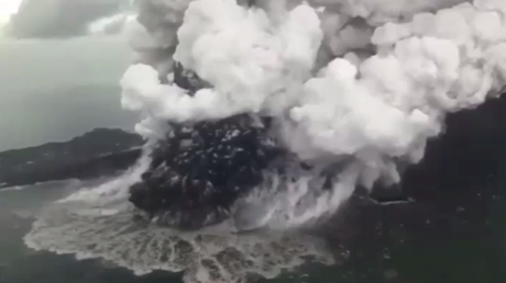 Indonésie : les images de l'éruption du volcan Krakatoa après le tsunami 
