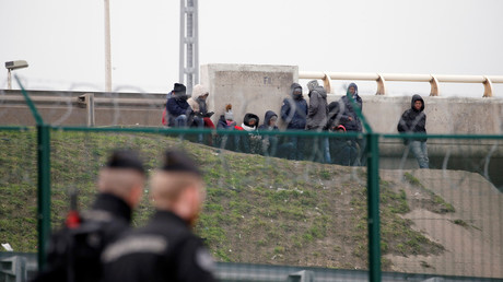 Un groupe de migrants près d'un pont à Calais (image d'illustration).