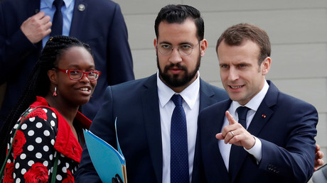 Alexandre Benalla le 12 avril 2018 en compagnie d'Emmanuel Macron.