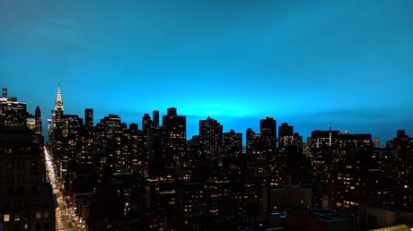Invasion extra-terrestre ? New York plongée dans une lumière bleue surréaliste (IMAGES)