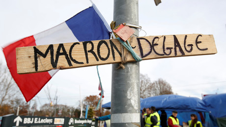 Une pancarte anti-Macron sur un rond-point à Sainte-Eulalie près de Bordeaux, le 5 décembre 2018 (image d'illustration).