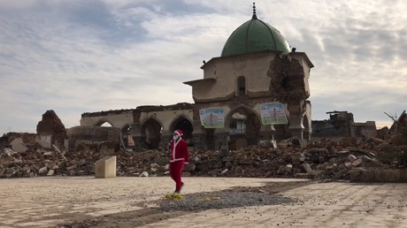 Irak : des Pères Noël distribuent des cadeaux parmi les ruines à Mossoul