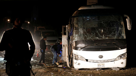 Des policiers inspectent le bus après son explosion au Caire, le 28 décembre 2018.