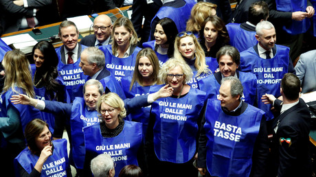 Italie : des Gilets bleus pro-Berlusconi font leur apparition à la Chambre des députés