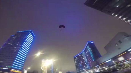Moscou : des parachutistes déguisés en père Noël sautent d'un immeuble