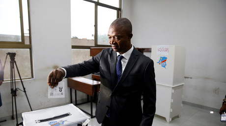 Emmanuel Ramazani Shadary, ancien ministre congolais de l'Intérieur et candidat à la présidentielle, vote dans un bureau de vote à Kinshasa, le 30 décembre 2018. 