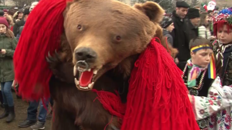 Revêtus de peaux d'ours, les Roumains défilent pour célébrer la fin de l’année 