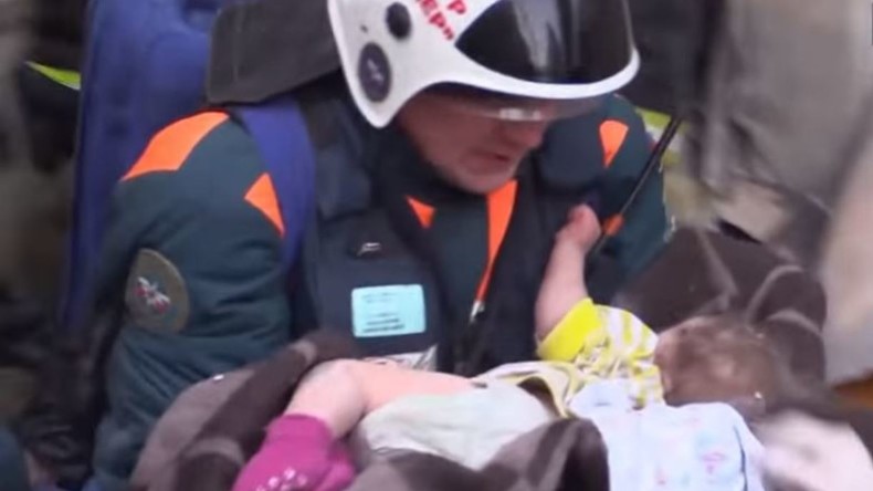 Sauvetage miraculeux à Magnitogorsk : un bébé tiré des décombres de l’immeuble (VIDEO)
