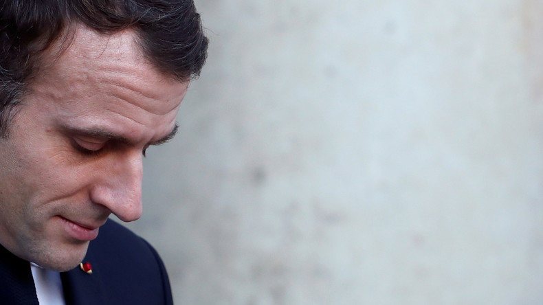 «Foule haineuse» : en réponse à Macron, une photographie de deux Gilets jaunes devient virale