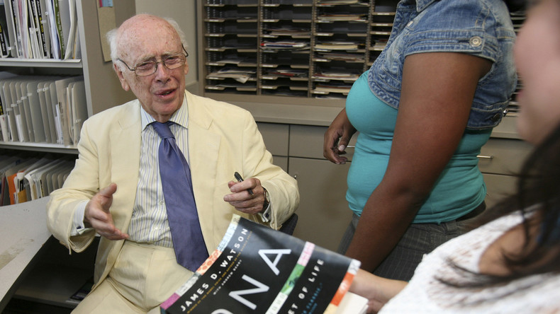 Un pionnier de l'ADN perd des titres honorifiques pour des propos sur le QI des Noirs et des Blancs