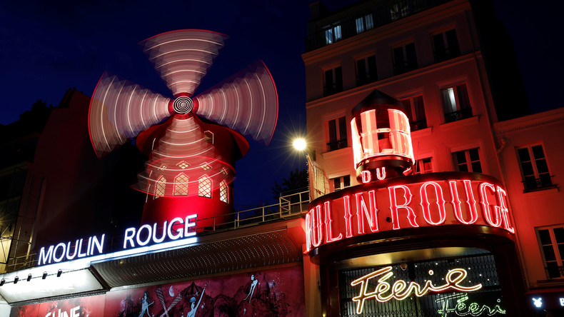 Maroc : une députée islamiste critiquée pour être apparue sans voile devant le Moulin rouge (PHOTO)