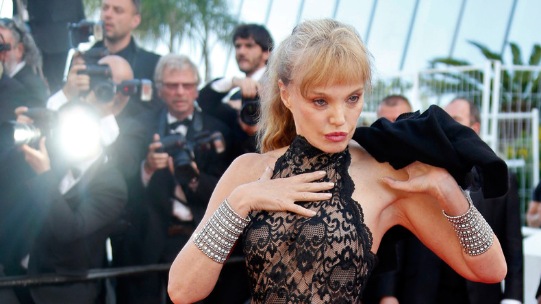 Emue par les Gilets jaunes, Arielle Dombasle avoue avoir dû brûler des meubles pour se chauffer