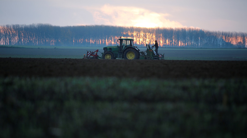 #BalanceTonPort : contre les importations, des agriculteurs bloquent le port de Dunkerque (IMAGES)
